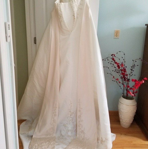 Brand new wedding dress. - Picture 5 of 13